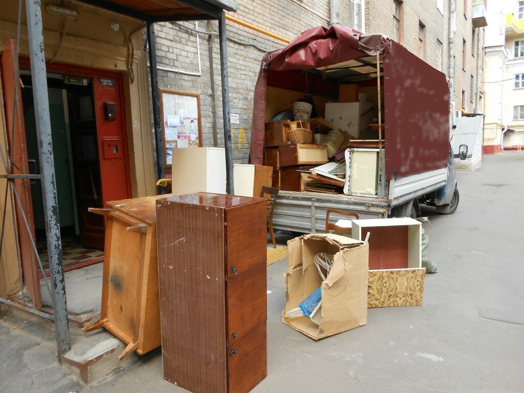 Вывоз старой мебели из квартиры в Москве